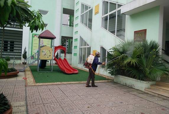 Trường mầm non Ánh Sao tiến hành phun thuốc diệt muỗi để phòng bệnh cho trẻ. 